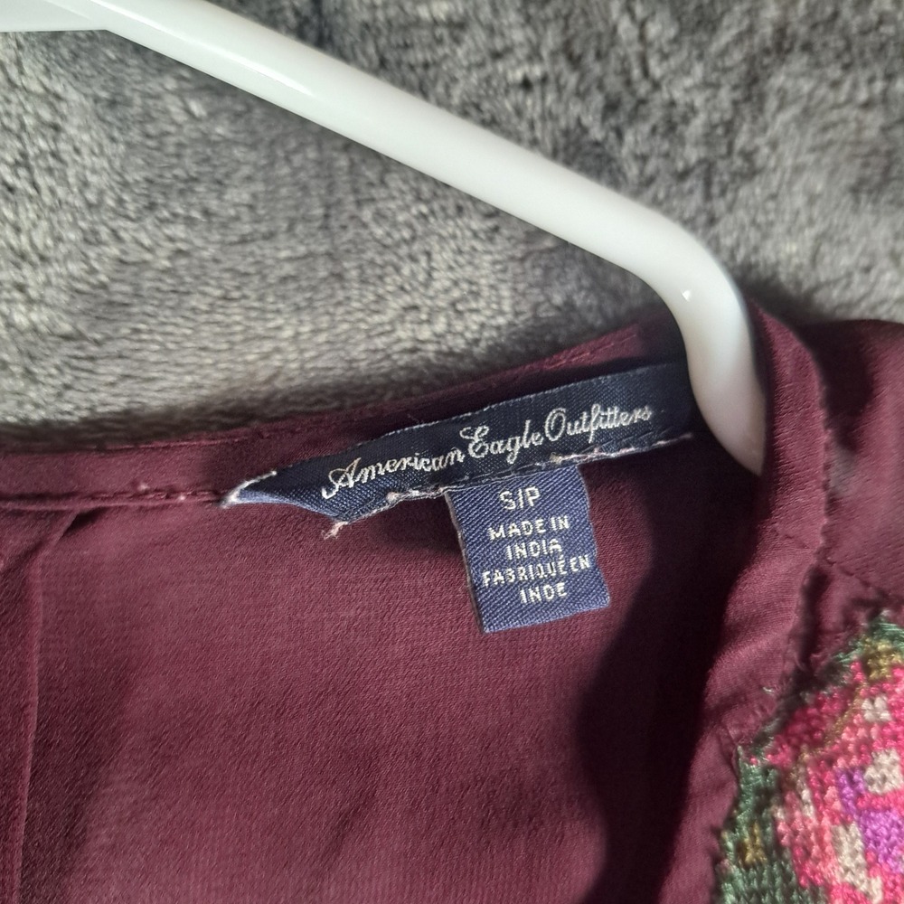 American Eagle Burgundy Pleated Floral Embroidered Sleeveless‎ Blouse Romantic - Picture 3 of 6